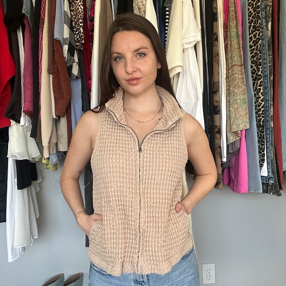 Textured Beige Zip-Up Vest - Picture 2 of 8